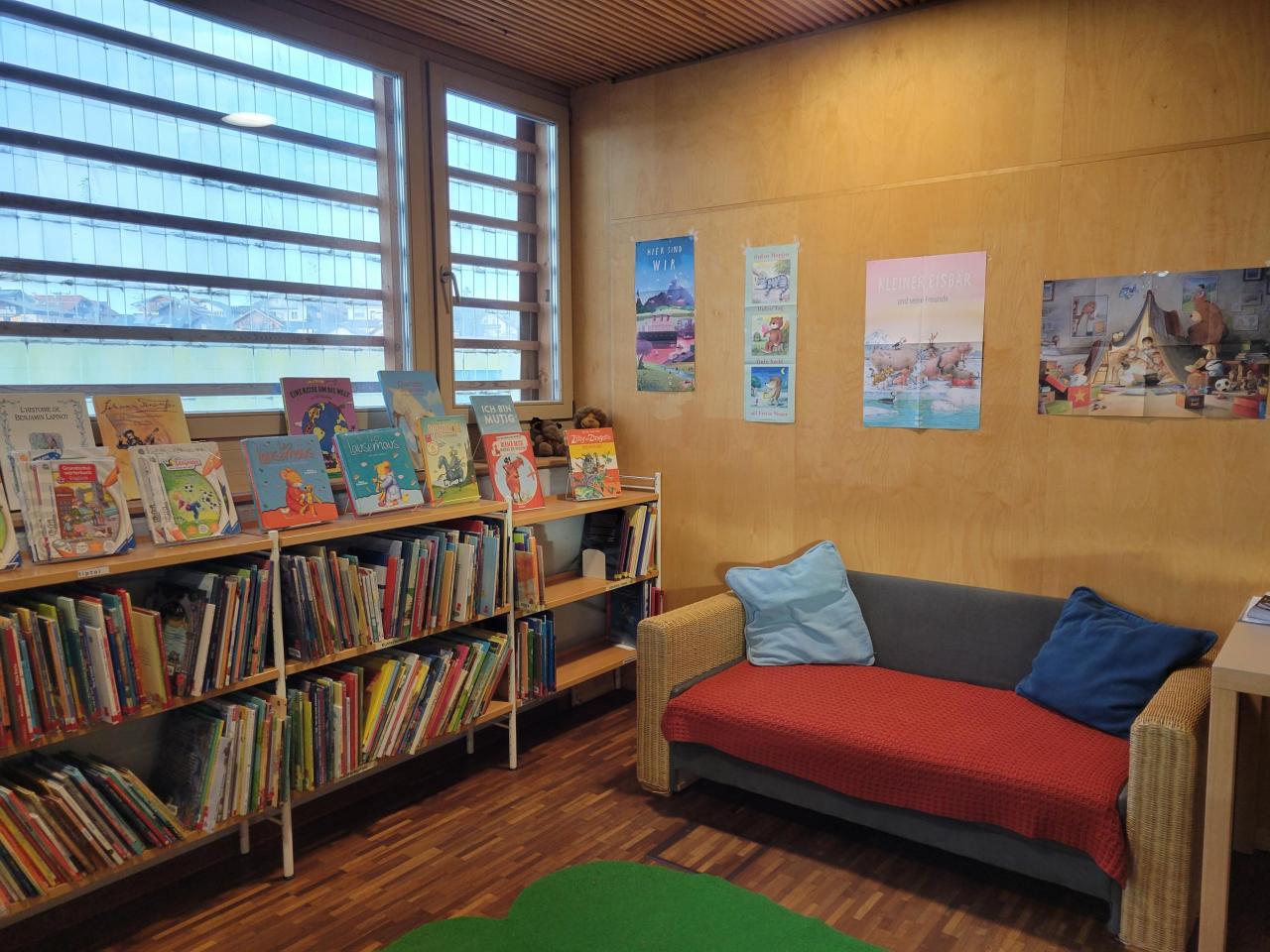 Regal mit Kinderbücher und Sofa