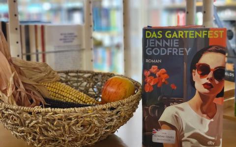 Buch mit herbstlichen Korb